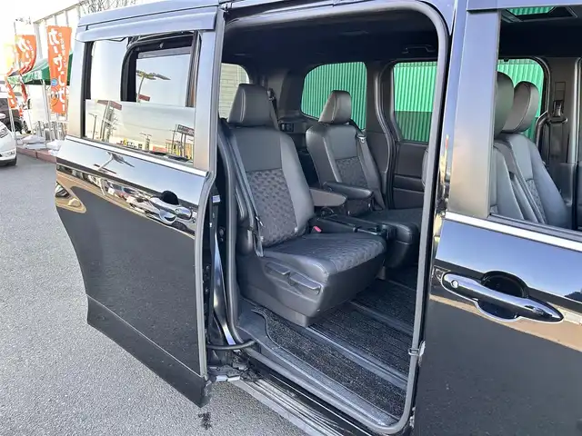 トヨタ ヴォクシー ハイブリッド S－Z 宮城県 2023(令5)年 4.4万km アティチュードブラックマイカ ディスプレイオーディオプラス/・コネクティッドナビ対応10.5インチディスプレイオーディオ/・車載メモリーナビ/・DVD/CD/・地デジTV/・USB入力/HDMI入力/・AppleCarPlay/AndroidAuto/・ETC2.0/プロジェクター式LEDヘッドランプ/デイライト/アダプティブハイビームシステム/＝＝＝/セーフティセンス/・プリクラッシュセーフティ/・レーントレーシングアシスト/・レーンディパーチャーアラート/・レーダークルーズコントロール/・オートマチックハイビーム/・ロードサインアシスト/・ドライバー異常時対応システム/・プロアクティブドライビングアシスト/・発進遅れ告知機能/パーキングサポートブレーキ（前後方静止物）/バックカメラ/純正14インチフリップダウンモニター（V14T-R72R）/AC100V/1500Wアクセサリーコンセント/両側パワースライドドア/ハーフレザーシート/シートヒーター/電動パーキングブレーキ/ブレーキホールド/LEDヘッドライト/オートライト/電動格納ミラー/純正17インチAW/純正フロアマット/純正ドアバイザー/取扱説明書