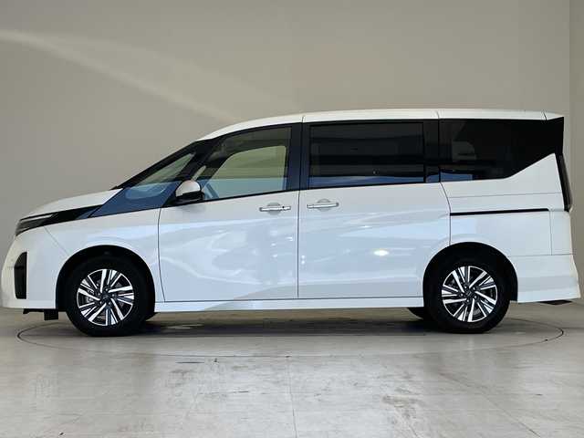 日産 セレナ ハイウェイスター V 愛知県 2023(令5)年 3.9万km プリズムホワイト プロパイロット/全方位カメラ/純正８型SDナビ/両側パワースライドドア/バックカメラ/コーナーセンサー/純正アルミホイール/LEDヘッドライト/インテリジェントミラー/ブラインドスポットモニター/Bluetooth/ドライブレコーダー/ETC/ステアリングスイッチ/スマートキー/プッシュスタート
