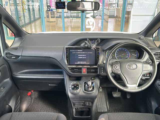 トヨタ ヴォクシー ハイブリッド V 愛知県 2014(平26)年 7.3万km ホワイトパールクリスタルシャイン 登録時走行距離72517キロ/社外ナ10インチナビ/(BT/CD/AMFMラジオ)/ビルトインETC/LEDオートヘッドランプ/シートヒーター(前席)/両側パワースライドドア/クルーズコントロール/革巻きステアリング/ステアリングスイッチ/スマートキー＆プッシュスタート/純正15インチアルミホイール/リアロールサンシェード/バックモニター/バックカメラ/前後方ドライブレコーダー/純正フロアマット/純正ドアバイザー/ワンオーナー/取扱説明書/保証書/整備記録簿