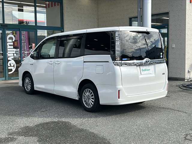トヨタ ヴォクシー ハイブリッド V 愛知県 2014(平26)年 7.3万km ホワイトパールクリスタルシャイン 登録時走行距離72517キロ/社外ナ10インチナビ/(BT/CD/AMFMラジオ)/ビルトインETC/LEDオートヘッドランプ/シートヒーター(前席)/両側パワースライドドア/クルーズコントロール/革巻きステアリング/ステアリングスイッチ/スマートキー＆プッシュスタート/純正15インチアルミホイール/リアロールサンシェード/バックモニター/バックカメラ/前後方ドライブレコーダー/純正フロアマット/純正ドアバイザー/ワンオーナー/取扱説明書/保証書/整備記録簿