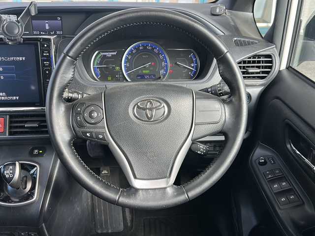 トヨタ ヴォクシー ハイブリッド V 愛知県 2014(平26)年 7.3万km ホワイトパールクリスタルシャイン 登録時走行距離72517キロ/社外ナ10インチナビ/(BT/CD/AMFMラジオ)/ビルトインETC/LEDオートヘッドランプ/シートヒーター(前席)/両側パワースライドドア/クルーズコントロール/革巻きステアリング/ステアリングスイッチ/スマートキー＆プッシュスタート/純正15インチアルミホイール/リアロールサンシェード/バックモニター/バックカメラ/前後方ドライブレコーダー/純正フロアマット/純正ドアバイザー/ワンオーナー/取扱説明書/保証書/整備記録簿