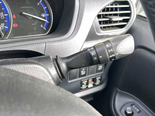 トヨタ ヴォクシー ハイブリッド V 愛知県 2014(平26)年 7.3万km ホワイトパールクリスタルシャイン 登録時走行距離72517キロ/社外ナ10インチナビ/(BT/CD/AMFMラジオ)/ビルトインETC/LEDオートヘッドランプ/シートヒーター(前席)/両側パワースライドドア/クルーズコントロール/革巻きステアリング/ステアリングスイッチ/スマートキー＆プッシュスタート/純正15インチアルミホイール/リアロールサンシェード/バックモニター/バックカメラ/前後方ドライブレコーダー/純正フロアマット/純正ドアバイザー/ワンオーナー/取扱説明書/保証書/整備記録簿