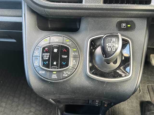 トヨタ ヴォクシー ハイブリッド V 愛知県 2014(平26)年 7.3万km ホワイトパールクリスタルシャイン 登録時走行距離72517キロ/社外ナ10インチナビ/(BT/CD/AMFMラジオ)/ビルトインETC/LEDオートヘッドランプ/シートヒーター(前席)/両側パワースライドドア/クルーズコントロール/革巻きステアリング/ステアリングスイッチ/スマートキー＆プッシュスタート/純正15インチアルミホイール/リアロールサンシェード/バックモニター/バックカメラ/前後方ドライブレコーダー/純正フロアマット/純正ドアバイザー/ワンオーナー/取扱説明書/保証書/整備記録簿