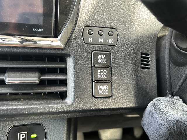 トヨタ ヴォクシー ハイブリッド V 愛知県 2014(平26)年 7.3万km ホワイトパールクリスタルシャイン 登録時走行距離72517キロ/社外ナ10インチナビ/(BT/CD/AMFMラジオ)/ビルトインETC/LEDオートヘッドランプ/シートヒーター(前席)/両側パワースライドドア/クルーズコントロール/革巻きステアリング/ステアリングスイッチ/スマートキー＆プッシュスタート/純正15インチアルミホイール/リアロールサンシェード/バックモニター/バックカメラ/前後方ドライブレコーダー/純正フロアマット/純正ドアバイザー/ワンオーナー/取扱説明書/保証書/整備記録簿