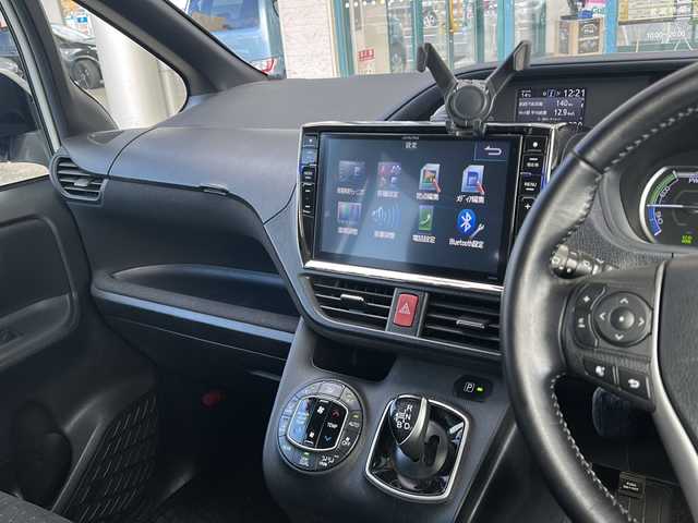 トヨタ ヴォクシー ハイブリッド V 愛知県 2014(平26)年 7.3万km ホワイトパールクリスタルシャイン 登録時走行距離72517キロ/社外ナ10インチナビ/(BT/CD/AMFMラジオ)/ビルトインETC/LEDオートヘッドランプ/シートヒーター(前席)/両側パワースライドドア/クルーズコントロール/革巻きステアリング/ステアリングスイッチ/スマートキー＆プッシュスタート/純正15インチアルミホイール/リアロールサンシェード/バックモニター/バックカメラ/前後方ドライブレコーダー/純正フロアマット/純正ドアバイザー/ワンオーナー/取扱説明書/保証書/整備記録簿