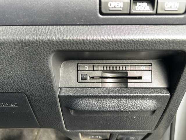 トヨタ ヴォクシー ハイブリッド V 愛知県 2014(平26)年 7.3万km ホワイトパールクリスタルシャイン 登録時走行距離72517キロ/社外ナ10インチナビ/(BT/CD/AMFMラジオ)/ビルトインETC/LEDオートヘッドランプ/シートヒーター(前席)/両側パワースライドドア/クルーズコントロール/革巻きステアリング/ステアリングスイッチ/スマートキー＆プッシュスタート/純正15インチアルミホイール/リアロールサンシェード/バックモニター/バックカメラ/前後方ドライブレコーダー/純正フロアマット/純正ドアバイザー/ワンオーナー/取扱説明書/保証書/整備記録簿