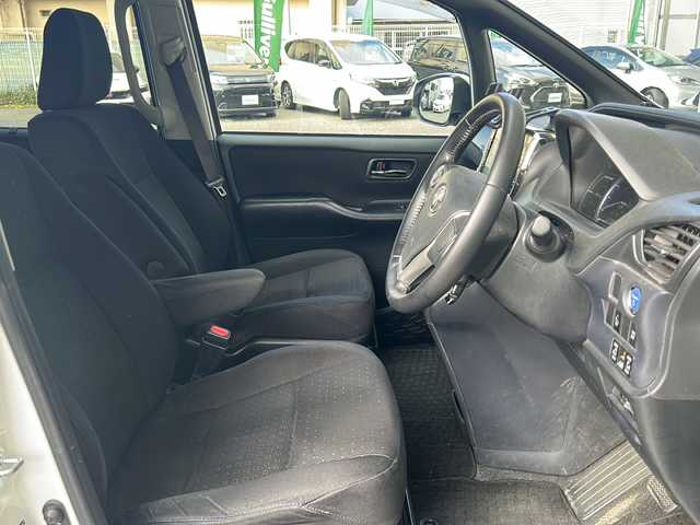 トヨタ ヴォクシー ハイブリッド V 愛知県 2014(平26)年 7.3万km ホワイトパールクリスタルシャイン 登録時走行距離72517キロ/社外ナ10インチナビ/(BT/CD/AMFMラジオ)/ビルトインETC/LEDオートヘッドランプ/シートヒーター(前席)/両側パワースライドドア/クルーズコントロール/革巻きステアリング/ステアリングスイッチ/スマートキー＆プッシュスタート/純正15インチアルミホイール/リアロールサンシェード/バックモニター/バックカメラ/前後方ドライブレコーダー/純正フロアマット/純正ドアバイザー/ワンオーナー/取扱説明書/保証書/整備記録簿