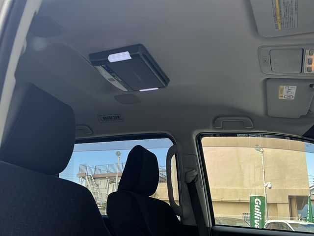 トヨタ ヴォクシー ハイブリッド V 愛知県 2014(平26)年 7.3万km ホワイトパールクリスタルシャイン 登録時走行距離72517キロ/社外ナ10インチナビ/(BT/CD/AMFMラジオ)/ビルトインETC/LEDオートヘッドランプ/シートヒーター(前席)/両側パワースライドドア/クルーズコントロール/革巻きステアリング/ステアリングスイッチ/スマートキー＆プッシュスタート/純正15インチアルミホイール/リアロールサンシェード/バックモニター/バックカメラ/前後方ドライブレコーダー/純正フロアマット/純正ドアバイザー/ワンオーナー/取扱説明書/保証書/整備記録簿