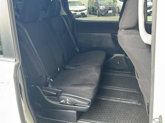 トヨタ ヴォクシー ハイブリッド V 愛知県 2014(平26)年 7.3万km ホワイトパールクリスタルシャイン 登録時走行距離72517キロ/社外ナ10インチナビ/(BT/CD/AMFMラジオ)/ビルトインETC/LEDオートヘッドランプ/シートヒーター(前席)/両側パワースライドドア/クルーズコントロール/革巻きステアリング/ステアリングスイッチ/スマートキー＆プッシュスタート/純正15インチアルミホイール/リアロールサンシェード/バックモニター/バックカメラ/前後方ドライブレコーダー/純正フロアマット/純正ドアバイザー/ワンオーナー/取扱説明書/保証書/整備記録簿