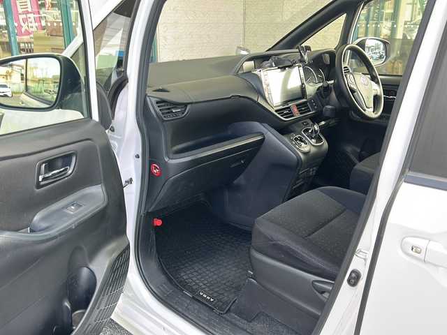 トヨタ ヴォクシー ハイブリッド V 愛知県 2014(平26)年 7.3万km ホワイトパールクリスタルシャイン 登録時走行距離72517キロ/社外ナ10インチナビ/(BT/CD/AMFMラジオ)/ビルトインETC/LEDオートヘッドランプ/シートヒーター(前席)/両側パワースライドドア/クルーズコントロール/革巻きステアリング/ステアリングスイッチ/スマートキー＆プッシュスタート/純正15インチアルミホイール/リアロールサンシェード/バックモニター/バックカメラ/前後方ドライブレコーダー/純正フロアマット/純正ドアバイザー/ワンオーナー/取扱説明書/保証書/整備記録簿