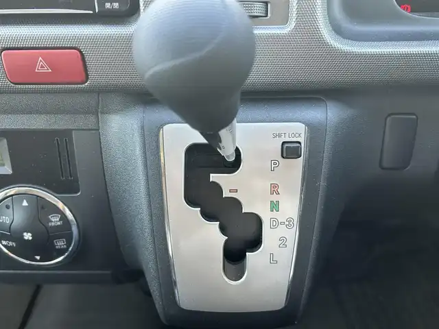 トヨタ ハイエース GL 奈良県 2013(平25)年 3.7万km ホワイトパールクリスタルシャイン インバーターDC電源/i seat ベッドキット/純正ディーラーナビ(VIE-X007W-8)/BT/CD/DVD//シンク付き/室内カーテン/社外後席モニター(ALPINE)/片側パワスラ/社外タイヤ(GEOLANDAR　X-AT)/バックカメラ/ETC/牽引フック/100V充電/オートLEDライト/三列シート/社外フロアマット(Vehicle)/取説・スペアキー付