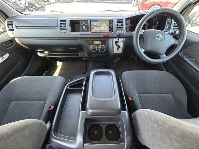 トヨタ ハイエース GL 奈良県 2013(平25)年 3.7万km ホワイトパールクリスタルシャイン インバーターDC電源/i seat ベッドキット/純正ディーラーナビ(VIE-X007W-8)/BT/CD/DVD//シンク付き/室内カーテン/社外後席モニター(ALPINE)/片側パワスラ/社外タイヤ(GEOLANDAR　X-AT)/バックカメラ/ETC/牽引フック/100V充電/オートLEDライト/三列シート/社外フロアマット(Vehicle)/取説・スペアキー付