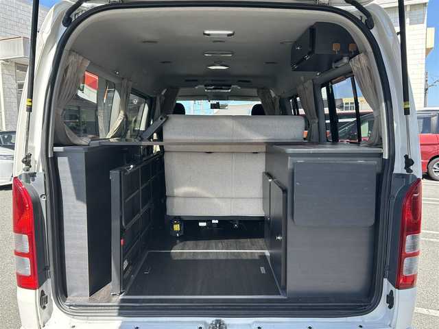 トヨタ ハイエース GL 奈良県 2013(平25)年 3.7万km ホワイトパールクリスタルシャイン インバーターDC電源/i seat ベッドキット/純正ディーラーナビ(VIE-X007W-8)/BT/CD/DVD//シンク付き/室内カーテン/社外後席モニター(ALPINE)/片側パワスラ/社外タイヤ(GEOLANDAR　X-AT)/バックカメラ/ETC/牽引フック/100V充電/オートLEDライト/三列シート/社外フロアマット(Vehicle)/取説・スペアキー付