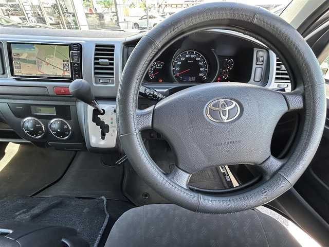 トヨタ ハイエース GL 奈良県 2013(平25)年 3.7万km ホワイトパールクリスタルシャイン インバーターDC電源/i seat ベッドキット/純正ディーラーナビ(VIE-X007W-8)/BT/CD/DVD//シンク付き/室内カーテン/社外後席モニター(ALPINE)/片側パワスラ/社外タイヤ(GEOLANDAR　X-AT)/バックカメラ/ETC/牽引フック/100V充電/オートLEDライト/三列シート/社外フロアマット(Vehicle)/取説・スペアキー付