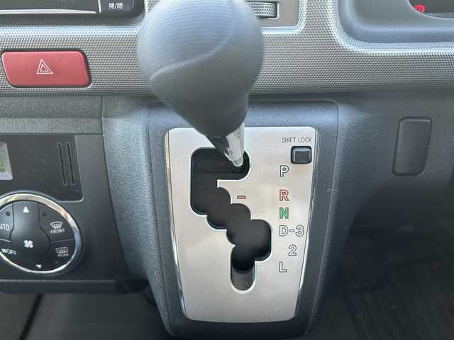 トヨタ ハイエース GL 奈良県 2013(平25)年 3.7万km ホワイトパールクリスタルシャイン インバーターDC電源/i seat ベッドキット/純正ディーラーナビ(VIE-X007W-8)/BT/CD/DVD//シンク付き/室内カーテン/社外後席モニター(ALPINE)/片側パワスラ/社外タイヤ(GEOLANDAR　X-AT)/バックカメラ/ETC/牽引フック/100V充電/オートLEDライト/三列シート/社外フロアマット(Vehicle)/取説・スペアキー付