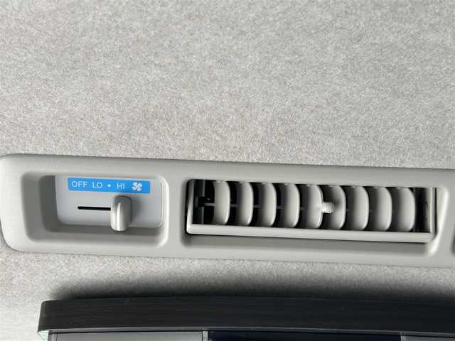 トヨタ ハイエース GL 奈良県 2013(平25)年 3.7万km ホワイトパールクリスタルシャイン インバーターDC電源/i seat ベッドキット/純正ディーラーナビ(VIE-X007W-8)/BT/CD/DVD//シンク付き/室内カーテン/社外後席モニター(ALPINE)/片側パワスラ/社外タイヤ(GEOLANDAR　X-AT)/バックカメラ/ETC/牽引フック/100V充電/オートLEDライト/三列シート/社外フロアマット(Vehicle)/取説・スペアキー付