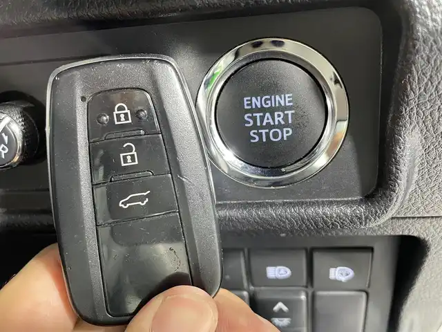 トヨタ ランドクルーザー プラド TX Lパッケージ 沖縄県 2023(令5)年 4.6万km ホワイトパールクリスタルシャイン 禁煙車/ワンオーナー/サンルーフ/3列シート/純正9インチナビ/AM/FM/Bluetooth/USB/Miracast/バックカメラ/全方位カメラ/黒レザーシート/パワーシートD/N/シートエアコンD/N/衝突軽減ブレーキ/レーンキープアシスト/ブラインドスポットモニター/コーナーセンサー前後/オートライト/オートマッチックハイビーム/ビルトインETC2.0/レーダークルーズコントロール/純正19インチアルミホイール/サイド・カーテンエアバッグ/センターデフロック/ダウンヒルアシストコントロール/保証書/取扱説明書/スマートキー/スペアキー有