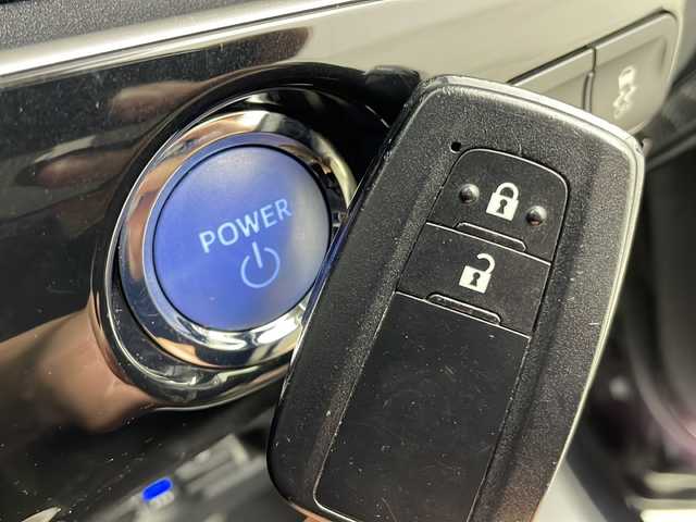 トヨタ プリウス S 宮城県 2019(令1)年 8万km アティチュードブラックマイカ 禁煙車/トヨタセーフティセンス/・プリクラッシュセーフティ/・レーンディパーチャーアラート/・オートマチックハイビーム/・レーダークルーズコントロール/社外7型ディスプレイオーディオ/・BT.AUX.USB.DVD/・AppleCarPlay.AndroidAuto/ビルトインETC/ドライブレコーダー/LEDヘッドライト/革巻きステアリング/ステアリングスイッチ/スマートキー/プッシュスタート/純正フロアマット/社外15インチアルミホイール/純正ドアバイザー/横滑り防止装置