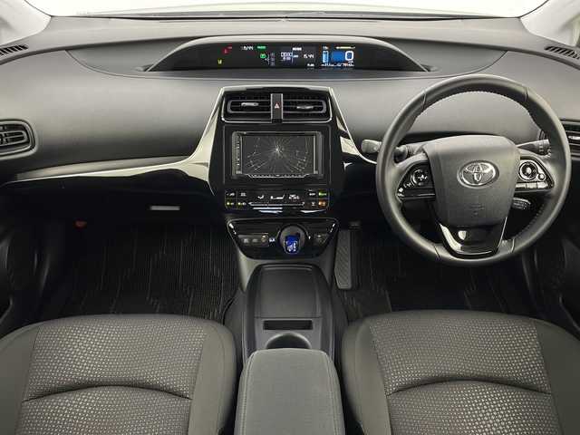 トヨタ プリウス S 宮城県 2019(令1)年 8万km アティチュードブラックマイカ 禁煙車/トヨタセーフティセンス/・プリクラッシュセーフティ/・レーンディパーチャーアラート/・オートマチックハイビーム/・レーダークルーズコントロール/社外7型ディスプレイオーディオ/・BT.AUX.USB.DVD/・AppleCarPlay.AndroidAuto/ビルトインETC/ドライブレコーダー/LEDヘッドライト/革巻きステアリング/ステアリングスイッチ/スマートキー/プッシュスタート/純正フロアマット/社外15インチアルミホイール/純正ドアバイザー/横滑り防止装置