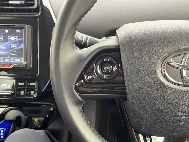 トヨタ プリウス S 宮城県 2019(令1)年 8万km アティチュードブラックマイカ 禁煙車/トヨタセーフティセンス/・プリクラッシュセーフティ/・レーンディパーチャーアラート/・オートマチックハイビーム/・レーダークルーズコントロール/社外7型ディスプレイオーディオ/・BT.AUX.USB.DVD/・AppleCarPlay.AndroidAuto/ビルトインETC/ドライブレコーダー/LEDヘッドライト/革巻きステアリング/ステアリングスイッチ/スマートキー/プッシュスタート/純正フロアマット/社外15インチアルミホイール/純正ドアバイザー/横滑り防止装置