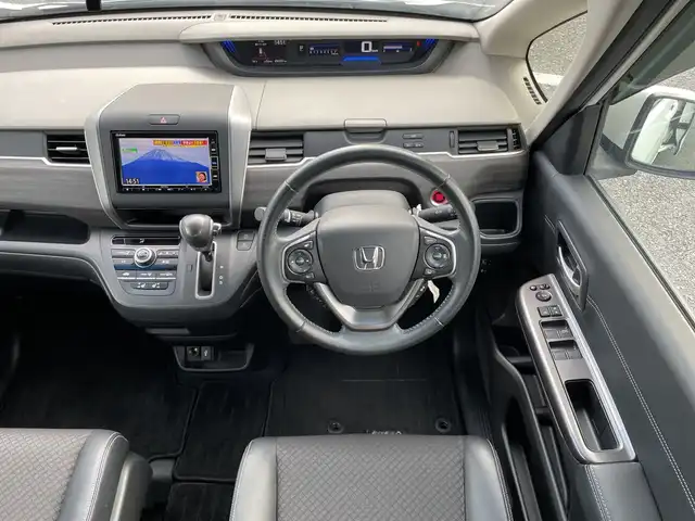 ホンダ フリード G ホンダセンシング 千葉県 2019(令1)年 3.7万km プラチナホワイトパール 純正SDナビ/(AM/FM/SD/DVD/BT/フルセグTV/AUX/iPod)/バックカメラ/前後ドライブレコーダー/衝突被害軽減システム/車線逸脱警報/クルーズコントロール/オートライト/ウィンカーミラー/電動格納ミラー/純正15インチAW/シートヒーター/シートリフター/プッシュスタート/スマートキー/フロアマット/ハーフレザーシート/両側パワースライドドア/横滑り防止装置/ETC/アイドリングストップ/LEDヘッドライト
