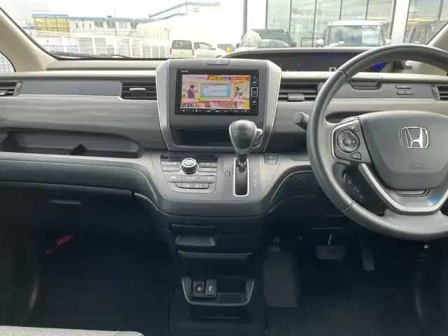 ホンダ フリード G ホンダセンシング 千葉県 2019(令1)年 3.7万km プラチナホワイトパール 純正SDナビ/(AM/FM/SD/DVD/BT/フルセグTV/AUX/iPod)/バックカメラ/前後ドライブレコーダー/衝突被害軽減システム/車線逸脱警報/クルーズコントロール/オートライト/ウィンカーミラー/電動格納ミラー/純正15インチAW/シートヒーター/シートリフター/プッシュスタート/スマートキー/フロアマット/ハーフレザーシート/両側パワースライドドア/横滑り防止装置/ETC/アイドリングストップ/LEDヘッドライト