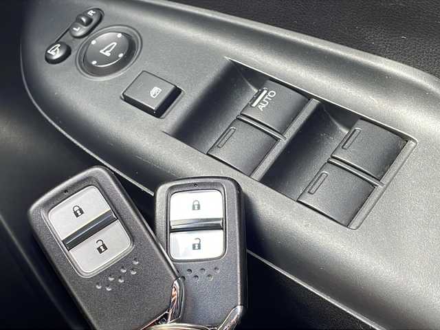 ホンダ シャトル ハイブリッド Z 青森県 2015(平27)年 11.6万km ティンテッドシルバーM 4WD/純正メモリナビ・フルセグTV/CD・DVD・Bluetooth・SD/バックカメラ/合皮コンビシート/前席シートヒーター/あんしんパッケージ/衝突軽減ブレーキ/クルーズコントロール/パドルシフト/ワイパーデアイサー/ビルトインETC/LEDヘッドライト/フォグランプ/純正16インチアルミ/ルーフレール/スマートキー/プッシュスタート
