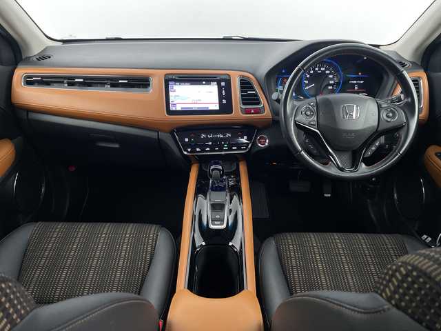 ホンダ ヴェゼル ハイブリッド Z 埼玉県 2015(平27)年 4.2万km ホワイトオーキッドパール 純正ナビ/(Bluetooth/USB/CD/DVD/AM/FM)/地デジワンセグ/バックカメラ/ETC/前方ドライブレコーダー/クルーズコントロール/運転席・助手席シートヒーター/パドルシフト/リアクティブフォースペダル/スポーツモード/衝突軽減ブレーキ/電子パーキングシステム/ブレーキホールド/ウィンカーミラー/フロントフォグランプ/プッシュスタート/ステアリングリモコン/純正ドアバイザー/純正17インチアルミホイール