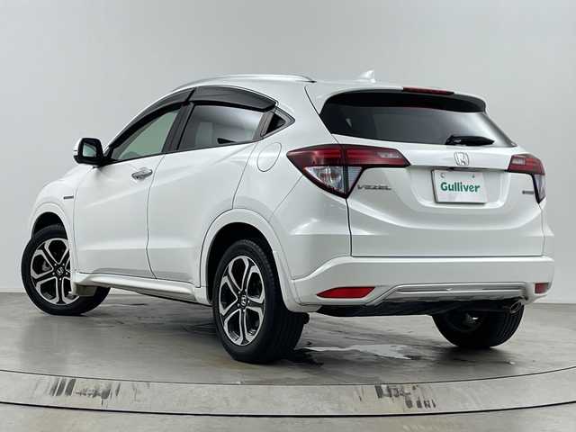 ホンダ ヴェゼル ハイブリッド Z 埼玉県 2015(平27)年 4.2万km ホワイトオーキッドパール 純正ナビ/(Bluetooth/USB/CD/DVD/AM/FM)/地デジワンセグ/バックカメラ/ETC/前方ドライブレコーダー/クルーズコントロール/運転席・助手席シートヒーター/パドルシフト/リアクティブフォースペダル/スポーツモード/衝突軽減ブレーキ/電子パーキングシステム/ブレーキホールド/ウィンカーミラー/フロントフォグランプ/プッシュスタート/ステアリングリモコン/純正ドアバイザー/純正17インチアルミホイール