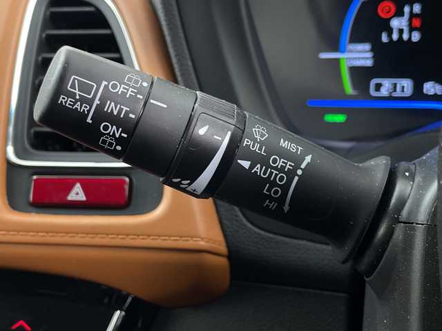 ホンダ ヴェゼル ハイブリッド Z 埼玉県 2015(平27)年 4.2万km ホワイトオーキッドパール 純正ナビ/(Bluetooth/USB/CD/DVD/AM/FM)/地デジワンセグ/バックカメラ/ETC/前方ドライブレコーダー/クルーズコントロール/運転席・助手席シートヒーター/パドルシフト/リアクティブフォースペダル/スポーツモード/衝突軽減ブレーキ/電子パーキングシステム/ブレーキホールド/ウィンカーミラー/フロントフォグランプ/プッシュスタート/ステアリングリモコン/純正ドアバイザー/純正17インチアルミホイール