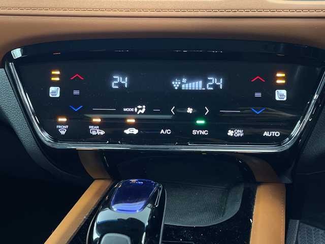 ホンダ ヴェゼル ハイブリッド Z 埼玉県 2015(平27)年 4.2万km ホワイトオーキッドパール 純正ナビ/(Bluetooth/USB/CD/DVD/AM/FM)/地デジワンセグ/バックカメラ/ETC/前方ドライブレコーダー/クルーズコントロール/運転席・助手席シートヒーター/パドルシフト/リアクティブフォースペダル/スポーツモード/衝突軽減ブレーキ/電子パーキングシステム/ブレーキホールド/ウィンカーミラー/フロントフォグランプ/プッシュスタート/ステアリングリモコン/純正ドアバイザー/純正17インチアルミホイール