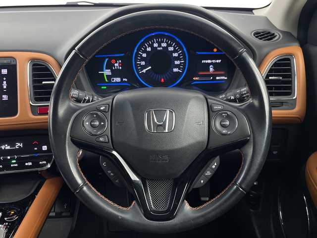 ホンダ ヴェゼル ハイブリッド Z 埼玉県 2015(平27)年 4.2万km ホワイトオーキッドパール 純正ナビ/(Bluetooth/USB/CD/DVD/AM/FM)/地デジワンセグ/バックカメラ/ETC/前方ドライブレコーダー/クルーズコントロール/運転席・助手席シートヒーター/パドルシフト/リアクティブフォースペダル/スポーツモード/衝突軽減ブレーキ/電子パーキングシステム/ブレーキホールド/ウィンカーミラー/フロントフォグランプ/プッシュスタート/ステアリングリモコン/純正ドアバイザー/純正17インチアルミホイール