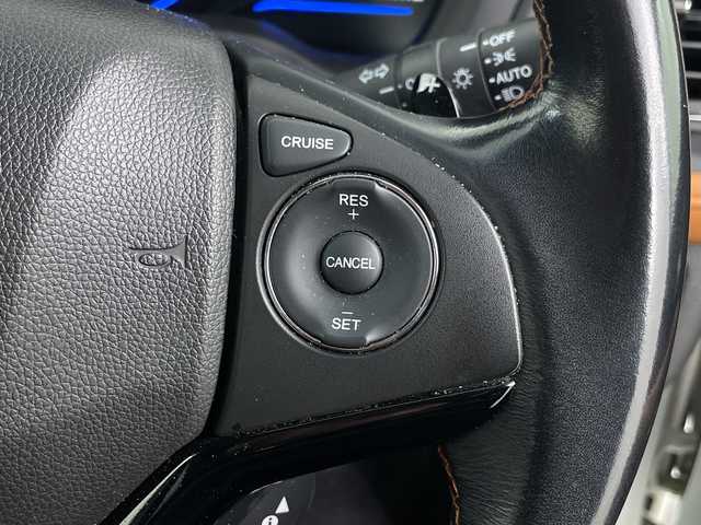 ホンダ ヴェゼル ハイブリッド Z 埼玉県 2015(平27)年 4.2万km ホワイトオーキッドパール 純正ナビ/(Bluetooth/USB/CD/DVD/AM/FM)/地デジワンセグ/バックカメラ/ETC/前方ドライブレコーダー/クルーズコントロール/運転席・助手席シートヒーター/パドルシフト/リアクティブフォースペダル/スポーツモード/衝突軽減ブレーキ/電子パーキングシステム/ブレーキホールド/ウィンカーミラー/フロントフォグランプ/プッシュスタート/ステアリングリモコン/純正ドアバイザー/純正17インチアルミホイール