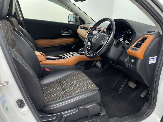 ホンダ ヴェゼル ハイブリッド Z 埼玉県 2015(平27)年 4.2万km ホワイトオーキッドパール 純正ナビ/(Bluetooth/USB/CD/DVD/AM/FM)/地デジワンセグ/バックカメラ/ETC/前方ドライブレコーダー/クルーズコントロール/運転席・助手席シートヒーター/パドルシフト/リアクティブフォースペダル/スポーツモード/衝突軽減ブレーキ/電子パーキングシステム/ブレーキホールド/ウィンカーミラー/フロントフォグランプ/プッシュスタート/ステアリングリモコン/純正ドアバイザー/純正17インチアルミホイール