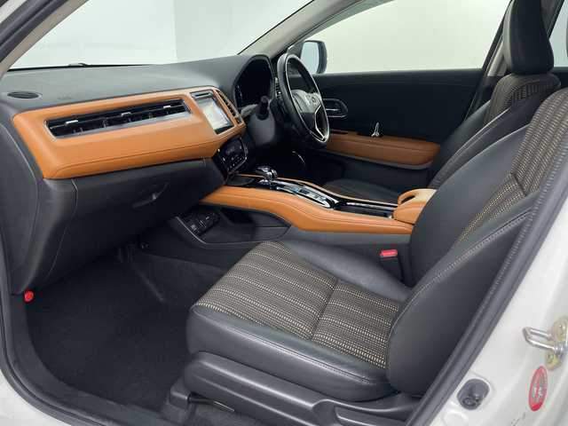 ホンダ ヴェゼル ハイブリッド Z 埼玉県 2015(平27)年 4.2万km ホワイトオーキッドパール 純正ナビ/(Bluetooth/USB/CD/DVD/AM/FM)/地デジワンセグ/バックカメラ/ETC/前方ドライブレコーダー/クルーズコントロール/運転席・助手席シートヒーター/パドルシフト/リアクティブフォースペダル/スポーツモード/衝突軽減ブレーキ/電子パーキングシステム/ブレーキホールド/ウィンカーミラー/フロントフォグランプ/プッシュスタート/ステアリングリモコン/純正ドアバイザー/純正17インチアルミホイール