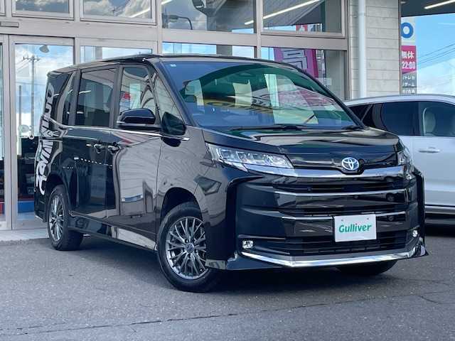 トヨタ ノア ハイブリッド S－Z 青森県 2024(令6)年 1.4万km アティチュードブラックマイカ ワンオーナー/ハーフレザーシート/トヨタセーフティーセンス/・プリクラッシュセーフティ/・アダプティブクルーズコントール/・オートマチックハイビーム/寒冷地仕様/バックカメラ/純正ディスプレイオーディオ/(ナビ/BT/フルセグ/ラジオ/HDMI)/ドライブレコーダー(前後)/AC100V/前席シートヒーター/両側パワースライドドア/LEDヘッドライト/スペアキー/TVキャンセラー/ビルトインETC2.0/205/60/16純正AW付夏タイヤ積込み/新車時保証書/取扱説明書