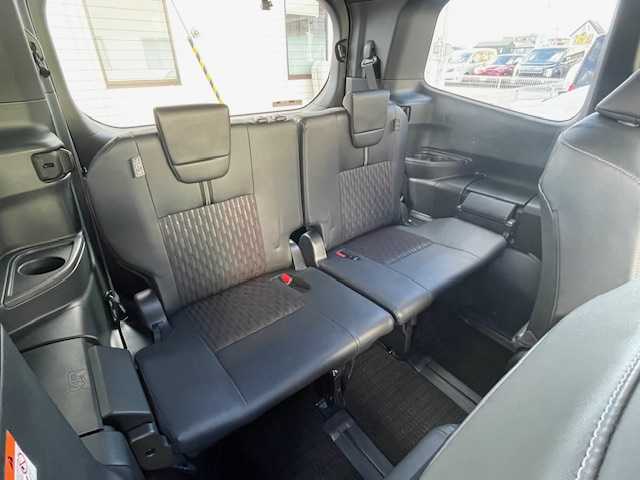 トヨタ ノア ハイブリッド S－Z 青森県 2024(令6)年 1.4万km アティチュードブラックマイカ ワンオーナー/ハーフレザーシート/トヨタセーフティーセンス/・プリクラッシュセーフティ/・アダプティブクルーズコントール/・オートマチックハイビーム/寒冷地仕様/バックカメラ/純正ディスプレイオーディオ/(ナビ/BT/フルセグ/ラジオ/HDMI)/ドライブレコーダー(前後)/AC100V/前席シートヒーター/両側パワースライドドア/LEDヘッドライト/スペアキー/TVキャンセラー/ビルトインETC2.0/205/60/16純正AW付夏タイヤ積込み/新車時保証書/取扱説明書