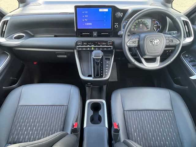 トヨタ ノア ハイブリッド S－Z 青森県 2024(令6)年 1.4万km アティチュードブラックマイカ ワンオーナー/ハーフレザーシート/トヨタセーフティーセンス/・プリクラッシュセーフティ/・アダプティブクルーズコントール/・オートマチックハイビーム/寒冷地仕様/バックカメラ/純正ディスプレイオーディオ/(ナビ/BT/フルセグ/ラジオ/HDMI)/ドライブレコーダー(前後)/AC100V/前席シートヒーター/両側パワースライドドア/LEDヘッドライト/スペアキー/TVキャンセラー/ビルトインETC2.0/205/60/16純正AW付夏タイヤ積込み/新車時保証書/取扱説明書