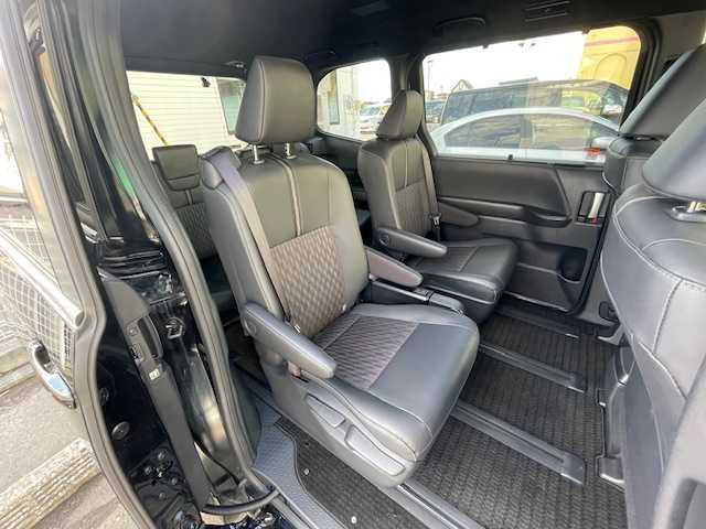 トヨタ ノア ハイブリッド S－Z 青森県 2024(令6)年 1.4万km アティチュードブラックマイカ ワンオーナー/ハーフレザーシート/トヨタセーフティーセンス/・プリクラッシュセーフティ/・アダプティブクルーズコントール/・オートマチックハイビーム/寒冷地仕様/バックカメラ/純正ディスプレイオーディオ/(ナビ/BT/フルセグ/ラジオ/HDMI)/ドライブレコーダー(前後)/AC100V/前席シートヒーター/両側パワースライドドア/LEDヘッドライト/スペアキー/TVキャンセラー/ビルトインETC2.0/205/60/16純正AW付夏タイヤ積込み/新車時保証書/取扱説明書