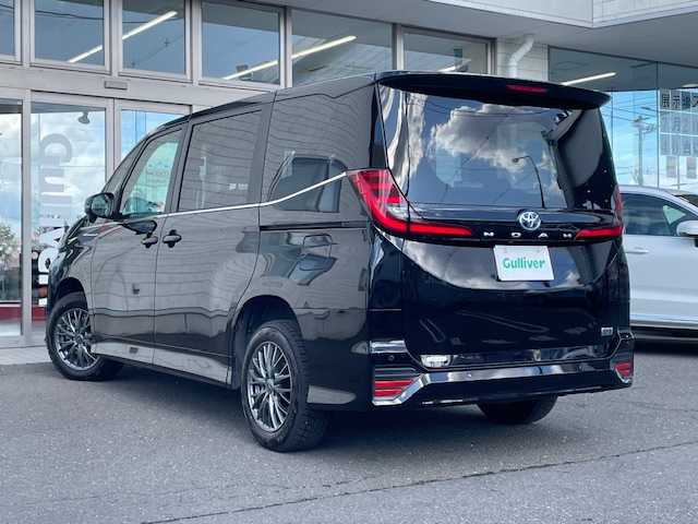 トヨタ ノア ハイブリッド S－Z 青森県 2024(令6)年 1.4万km アティチュードブラックマイカ ワンオーナー/ハーフレザーシート/トヨタセーフティーセンス/・プリクラッシュセーフティ/・アダプティブクルーズコントール/・オートマチックハイビーム/寒冷地仕様/バックカメラ/純正ディスプレイオーディオ/(ナビ/BT/フルセグ/ラジオ/HDMI)/ドライブレコーダー(前後)/AC100V/前席シートヒーター/両側パワースライドドア/LEDヘッドライト/スペアキー/TVキャンセラー/ビルトインETC2.0/205/60/16純正AW付夏タイヤ積込み/新車時保証書/取扱説明書