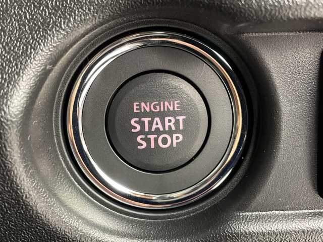 スズキ ジムニー XC 大阪府 2025(令7)年 0.1千km ジャングルグリーン 届出済未使用車/スズキセーフティサポート/　・デュアルセンサーブレーキサポート/　・誤発進抑制機能/　・車線逸脱警報機能/　・ふらつき警報機能/　・先行車発進お知らせ機能/　・ハイビームアシスト/　・横滑り防止機能/レーダークルーズコントロール/LEDヘッドライト/フォグランプ/オートライト/純正16インチアルミホイール/ダウンヒルアシストコントロール/コーナーセンサー/革巻きステアリング/スマートキー