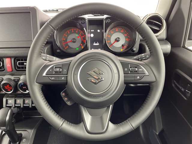 スズキ ジムニー XC 大阪府 2025(令7)年 0.1千km ジャングルグリーン 届出済未使用車/スズキセーフティサポート/　・デュアルセンサーブレーキサポート/　・誤発進抑制機能/　・車線逸脱警報機能/　・ふらつき警報機能/　・先行車発進お知らせ機能/　・ハイビームアシスト/　・横滑り防止機能/レーダークルーズコントロール/LEDヘッドライト/フォグランプ/オートライト/純正16インチアルミホイール/ダウンヒルアシストコントロール/コーナーセンサー/革巻きステアリング/スマートキー