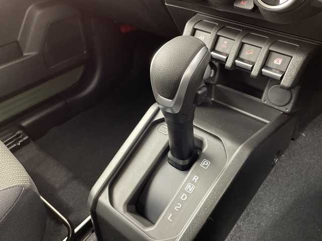 スズキ ジムニー XC 大阪府 2025(令7)年 0.1千km ジャングルグリーン 届出済未使用車/スズキセーフティサポート/　・デュアルセンサーブレーキサポート/　・誤発進抑制機能/　・車線逸脱警報機能/　・ふらつき警報機能/　・先行車発進お知らせ機能/　・ハイビームアシスト/　・横滑り防止機能/レーダークルーズコントロール/LEDヘッドライト/フォグランプ/オートライト/純正16インチアルミホイール/ダウンヒルアシストコントロール/コーナーセンサー/革巻きステアリング/スマートキー