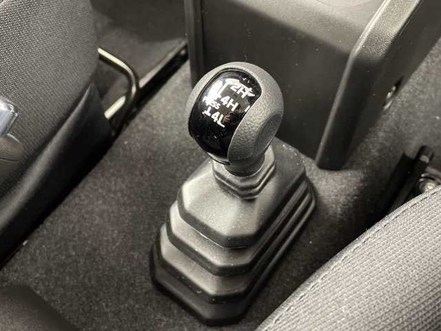 スズキ ジムニー XC 大阪府 2025(令7)年 0.1千km ジャングルグリーン 届出済未使用車/スズキセーフティサポート/　・デュアルセンサーブレーキサポート/　・誤発進抑制機能/　・車線逸脱警報機能/　・ふらつき警報機能/　・先行車発進お知らせ機能/　・ハイビームアシスト/　・横滑り防止機能/レーダークルーズコントロール/LEDヘッドライト/フォグランプ/オートライト/純正16インチアルミホイール/ダウンヒルアシストコントロール/コーナーセンサー/革巻きステアリング/スマートキー