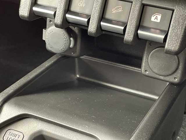 スズキ ジムニー XC 大阪府 2025(令7)年 0.1千km ジャングルグリーン 届出済未使用車/スズキセーフティサポート/　・デュアルセンサーブレーキサポート/　・誤発進抑制機能/　・車線逸脱警報機能/　・ふらつき警報機能/　・先行車発進お知らせ機能/　・ハイビームアシスト/　・横滑り防止機能/レーダークルーズコントロール/LEDヘッドライト/フォグランプ/オートライト/純正16インチアルミホイール/ダウンヒルアシストコントロール/コーナーセンサー/革巻きステアリング/スマートキー