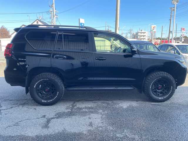 トヨタ ランドクルーザー プラド TX Lパッケージ 神奈川県 2023(令5)年 1.1万km ブラック ワンオーナー/プッシュスタート/ビルトインETC2.0/4WD/純正ナビ/Bluetooth接続/AM/FM/地デジTV/クリアランスソナー/アラウンドビューモニター/レーダークルーズコントロール/プリクラッシュ/車線逸脱防止装置/横滑り防止装置/D.N席パワーシート/D.N席シートヒーター、クーラー/オートライト、ハイビーム/LEDライト、フォグライト/サンルーフ/電動格納ミラー