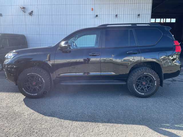 トヨタ ランドクルーザー プラド TX Lパッケージ 神奈川県 2023(令5)年 1.1万km ブラック ワンオーナー/プッシュスタート/ビルトインETC2.0/4WD/純正ナビ/Bluetooth接続/AM/FM/地デジTV/クリアランスソナー/アラウンドビューモニター/レーダークルーズコントロール/プリクラッシュ/車線逸脱防止装置/横滑り防止装置/D.N席パワーシート/D.N席シートヒーター、クーラー/オートライト、ハイビーム/LEDライト、フォグライト/サンルーフ/電動格納ミラー