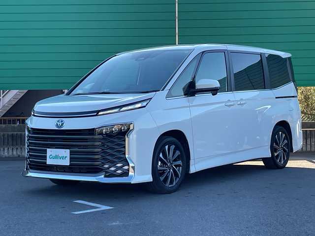 トヨタ ヴォクシー ハイブリッド S－Z 茨城県 2025(令7)年 1.2万km ホワイトパールクリスタルシャイン 10型ディスプレイオーディオナビ/Bluetooth接続/HDMI/フルセグTV/バックカメラ/レーダークルーズコントロール/クリアランスソナー/ドライブレコーダー/ビルトインETC2.0/ハーフレザーシート/シートヒーター/両側パワースライドドア/横滑り防止装置/衝突軽減システム/コーナーセンサー/オートライト/オートマチックハイビーム/LEDヘッドライト/純正17インチアルミホイール/純正フロアマット/100V充電/スマートキー/プッシュスタート