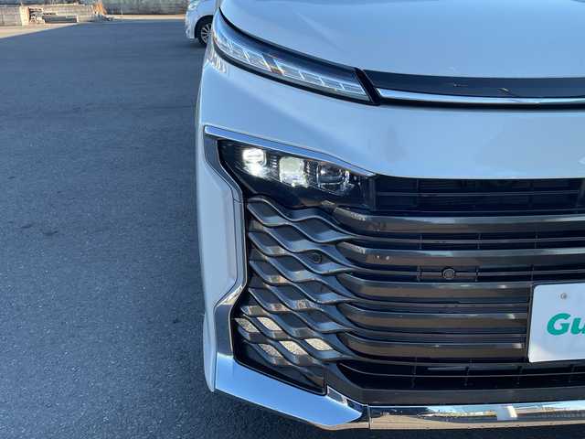 トヨタ ヴォクシー ハイブリッド S－Z 茨城県 2025(令7)年 1.2万km ホワイトパールクリスタルシャイン 10型ディスプレイオーディオナビ/Bluetooth接続/HDMI/フルセグTV/バックカメラ/レーダークルーズコントロール/クリアランスソナー/ドライブレコーダー/ビルトインETC2.0/ハーフレザーシート/シートヒーター/両側パワースライドドア/横滑り防止装置/衝突軽減システム/コーナーセンサー/オートライト/オートマチックハイビーム/LEDヘッドライト/純正17インチアルミホイール/純正フロアマット/100V充電/スマートキー/プッシュスタート