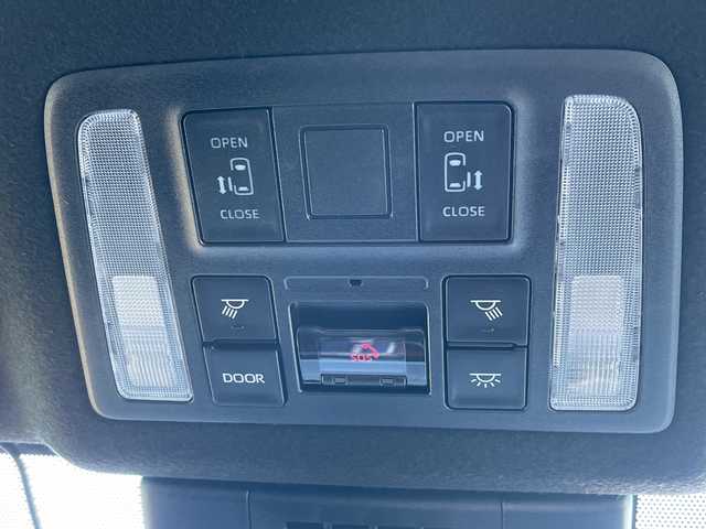 トヨタ ヴォクシー ハイブリッド S－Z 茨城県 2025(令7)年 1.2万km ホワイトパールクリスタルシャイン 10型ディスプレイオーディオナビ/Bluetooth接続/HDMI/フルセグTV/バックカメラ/レーダークルーズコントロール/クリアランスソナー/ドライブレコーダー/ビルトインETC2.0/ハーフレザーシート/シートヒーター/両側パワースライドドア/横滑り防止装置/衝突軽減システム/コーナーセンサー/オートライト/オートマチックハイビーム/LEDヘッドライト/純正17インチアルミホイール/純正フロアマット/100V充電/スマートキー/プッシュスタート